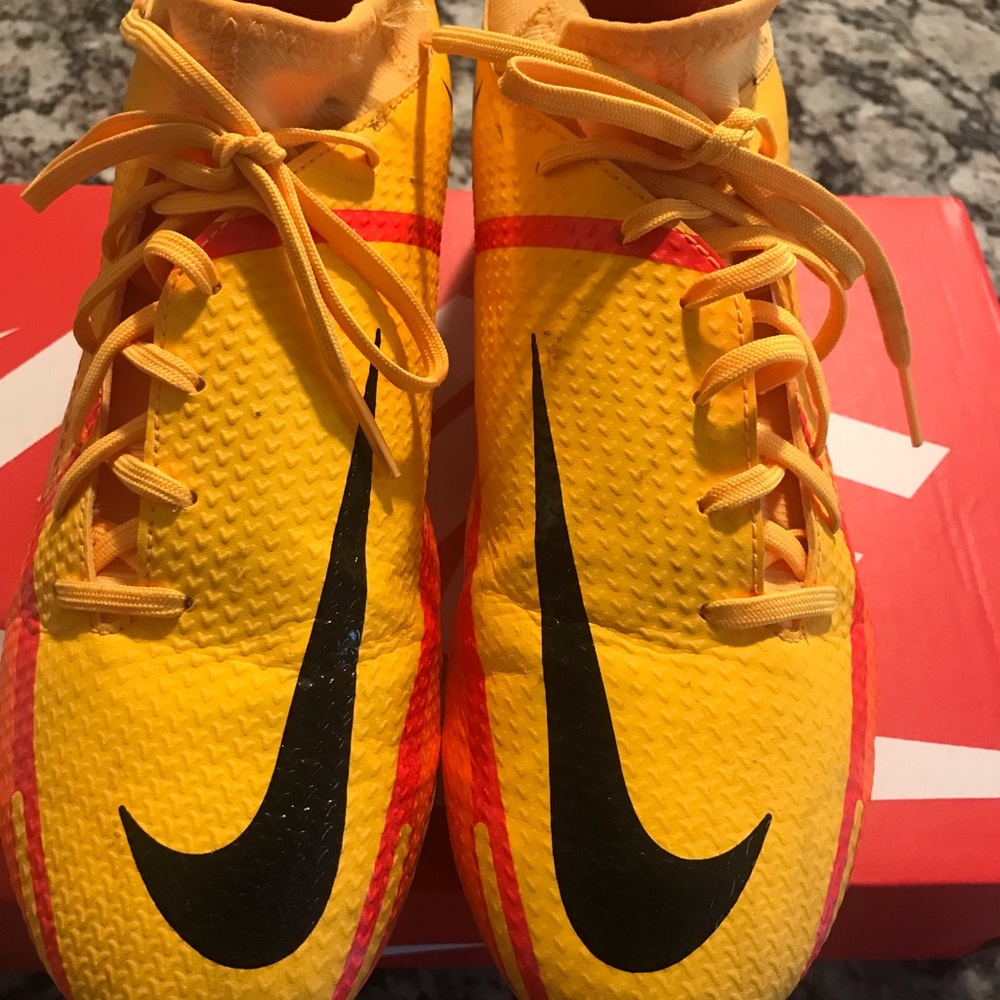Men’s Nike Phantom Football Cleats 7.5 (Used)